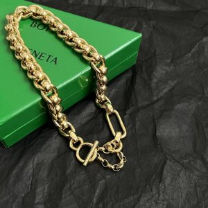 Bottega Veneta Bv项链 金属感十足 特别特别赞，整体细节非常令人惊喜，设计感十足，必须为世家的设计点个大大的赞，不仅带出个人自信及品味，款式典雅