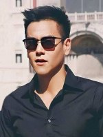 Lv 男款炫彩飞行员偏光太阳镜 材质 高清尼龙加厚卡槽高清偏光镜片 无边框镜架颜型号 L38900