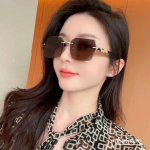 意大利谬谬-Miumiu . 宝丽来树脂偏光镜片 . 金属镜架轻便佩戴舒适 . Size：63-16-147， . 新款太阳镜减轻强光负担，遮挡有害光线防辐射，