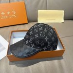 配盒子布袋，Lv 路易威登 新款原单棒球帽，牛皮压花，1:1开模订制，原版牛仔布料，做工细致完美，质量超赞，基础头围56，贴片可调节。