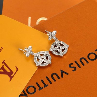 驴家新款Lv Iconic Lv 耳环 再以 Monogram 花卉注入雅致格调，无论单独佩戴或搭配同款手饰 均可释放柔美气息耳钉