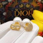 编号Ded0174 迪奥Dior 原单新品 星星镶钻大小镶钻爱心耳钉 高端品质，专柜1:1开模，专柜原版同黄铜材质！高级925银针防过敏处理，Cnc 工艺， 细
