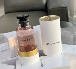 高品质 Lvspell On You玫瑰水蜜桃香水100Ml 前调：紫罗兰、清新的绿色元素、鸢尾净油 中调：玫瑰沙巴茉莉、鸢尾浸膏 基调：金合欢、白麝香、桃 S