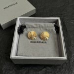 巴黎世家 Balenciaga 耳钉 简单大方 大牌金质感饱满 ，搭配衣服超好看 ！