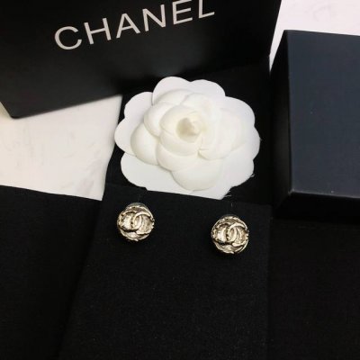 小香 火爆开启 女神 同款 走秀款秋冬系列 Chanel 香奈儿中古款 新款耳钉 耳环 代购级别一比一定制 时髦配饰，款式好还不够，细节完胜才算真厉害！个性又精