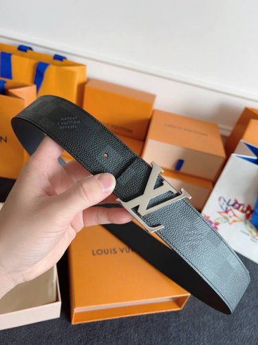 lv Shadow 腰带拥有 Monogram Shadow 皮革的经典风尚和素面皮革的内敛格调，以摩登笔触焕新男士衣橱