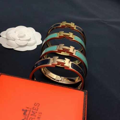 高版本H家珐琅手镯 超正珐琅配色均匀而有光泽 五金亲肤又有份量 随便一上手 都非常百搭时尚