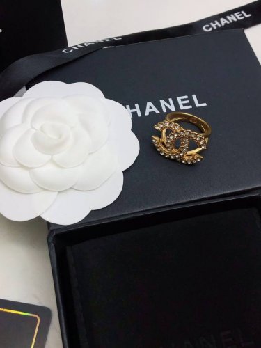 小香 Chanel 专柜 同步 最新戒指 原版开模定制 非常特别女人的一款 专柜一件难求原版定制黄铜材质 925 又百搭又好看 华丽优雅