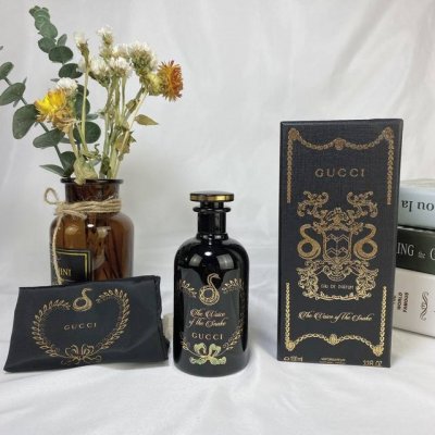 专柜品质 专柜Gucci 古驰陶瓷炼金术士花园黑瓶蛇之响 “The Voice Of The Snake蛇之谜”香水 Ml 神话故事中象征知识与重生的灵蛇，在