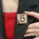 批70 Chanel小香 专柜最新款同步上新香奈儿最新款胸针 胸针，是最懂女人的饰物。那些倾注了全部心血去做自己的女人，往往更珍惜胸针的意义。香奈儿女士把胸针别
