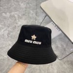 特价 配防尘袋。 Miumiu缪缪 2025新款专柜新款刺绣大牌渔夫帽，潮流达人必备男女款