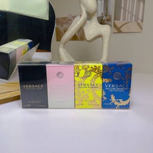 专柜品质 范思哲晶钻香水小样5Ml四件套！5Ml×4。味道：蓝盒金钻，黄盒金钻，粉钻，黑钻。
