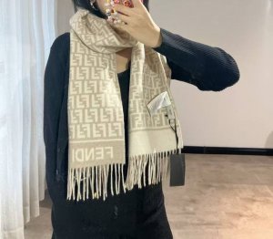 Fendi羊绒围巾，从未失望过，今年秋冬第一条 出口的渠道订单老盆还是见一条收一条 裸色系高级又百搭 拿到手里就被爱到骨子了 满身老花F的Logo ，30*19