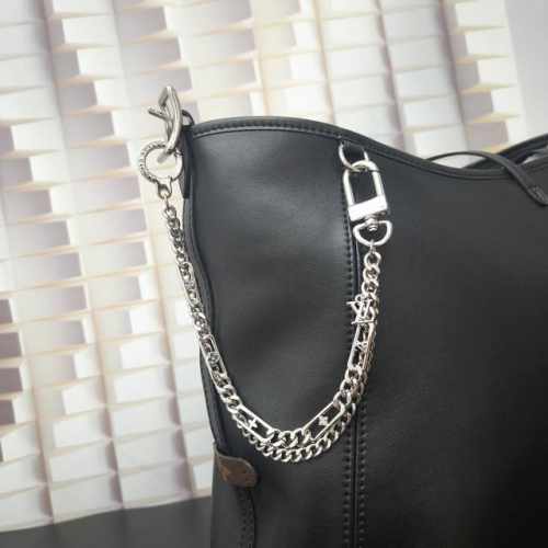 Lv Figaro 腰带链 M02216 Lvfigaro 腰带链以莹泽黄铜锻造双链设计，再令品牌经典标识巧妙嵌入链环之间。 Lv 字母装饰于一端优雅垂坠，弹簧