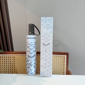 Goyard戈雅 三折自动折叠伞 热卖款 时尚指数爆表 不论晴天雨天使用都相得益彰 拥有它感受风从身体经过的感觉 留下沁人的芬芳 时尚达人必备哦 原单代工级品质