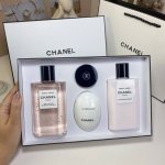高端品质 可配礼袋+中文标香奈儿巴黎之水全身香氛四件套！内含：身体乳 Ml，沐浴露 Ml，白色鹅蛋护手霜轻盈型50Ml，山茶花润唇膏10G。