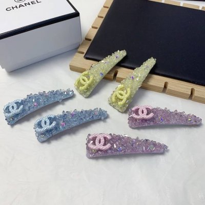 chanel小香 Chanel发夹 彩色水钻Logo边夹Bb夹刘海夹压夹日常精致小单品 气质百搭小仙女必入单品 宝藏款 闭眼入推荐款 一对