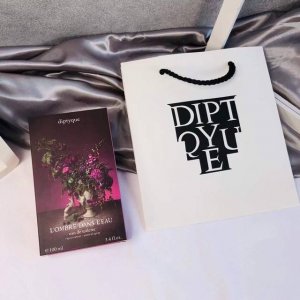 专柜品质 Diptyque蒂普提克影中之水雨后玫瑰园 Diptyque 水中影淡香水 Ml 彩色限量版 送你一座雨后玫瑰园 蛮久之前就被这个牌子的设计吸引到 这
