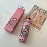 moschino 莫斯奇诺 熊头柄 五折手开伞设计师Franco Moschino以自己的名字命名的一个意大利品牌，创立于1983年，风格高贵迷人、时尚 可爱又