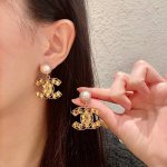 Chanel香奈儿 中古 耳钉小香家的款式真心无需多介绍每一款都超好看，精致大方，非常显气质.