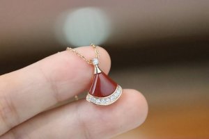 最新版本 Bvlgari 宝格丽白贝带钻裙子锁骨项链 带裙子尾坠 多次改版，改得已经非常完美，Zp开模！贝母每一片都选无瑕疵天然贝母。超级温柔细腻！ 自家实拍参