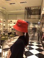 特价 。Prada家。 正红色 平顶经典三角标铁标系列。今年帽子第一流行趋势绝对是渔夫帽！今年的渔夫帽满目玲琅！非常百搭、男女通用！亲们可以看细节！车线整齐！透