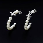 驴家My Lv Pearl 耳环以不对称设计创意演绎夏日风范。耀目金属雕琢 Lv字母和 Monogram 花卉，莹润白色树脂珠饰致意海洋的深邃无垠，可为昼夜造型