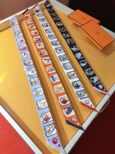 phms2390 爱马仕 动态分享 丝带 以诙谐的创意调侃了当代社会的一大特征 社交网络与展示自我的潮流促使人们做出各种大胆尝试 甚至不惜冒险 希望在镜头下展现
