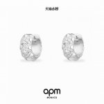 Apm Monaco新品迷你银色尖刺圆环耳环！潮流与时尚碰撞，彰显前卫时尚，个性尖刺设计，为造型增添前卫时尚，以璀璨锆石点缀，呈现耀眼夺目的灵动质感，简约不失细
