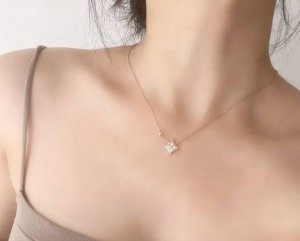 lv方形满钻项链。七夕限定太好看了！以你之爱，为她甄选18K金雕琢星形Monogram花卉，璀璨钻石，点缀粉色宝石为此经典元素注入华美姿采，传递绵绵爱意