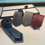 G家专柜新款 Gg标识印花领带 男士领带 稀有采用经典小G Logo提花展现精湛手工与时尚优雅的理想选择 这款领带将标志性完美的结合 以时尚搭配手法演绎的更显雅