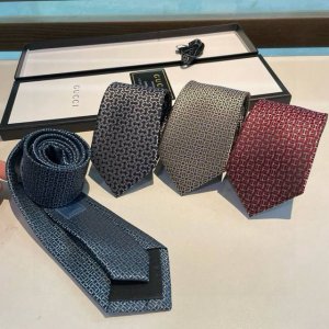 G家专柜新款 Gg标识印花领带 男士领带 稀有采用经典小G Logo提花展现精湛手工与时尚优雅的理想选择 这款领带将标志性完美的结合 以时尚搭配手法演绎的更显雅
