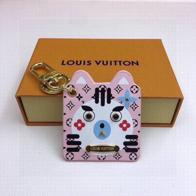 元配图片原版包装 louis Vuitton官网M68453小猫包饰与钥匙扣 vuittonite Rat包饰与钥匙扣柔滑皮革塑造卡通老鼠形象 拥有Monogr