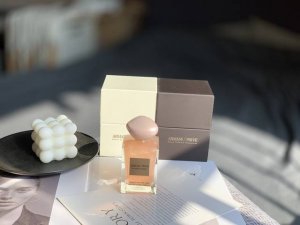 专柜品质 armani阿玛尼私藏系列 1Bois D'encens木质焚香100Ml 香调:木质东方调 气味:劳丹脂辛香料香根草雪松 属性:中性香 标签:木香温