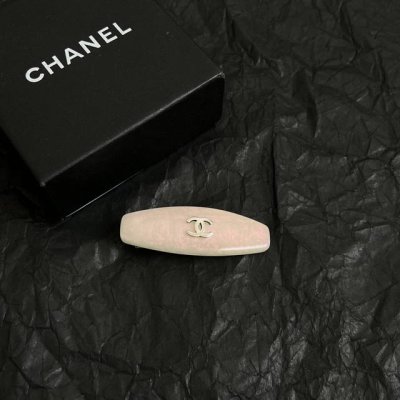 chanel 小香中古发夹 超洋气的古铜色 配上经典双C家抓夹夹 简直颜值爆棚 太喜欢了 强推 很有份量的发夹 拿在手里沉甸甸的