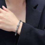 香奈儿Chanel字母双C高级突碎银子手链 搭配天然黑胆石具有保健功效经典火热爆款来袭大牌香奶奶这个品牌在时尚女性当中绝对无所不知都知道它的经典与岁月逢出货必火