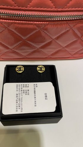 Chanel24C小圆拉丝小金豆耳环 十分有设计感双C圆环字母，太美了！一眼就爱上的系列非常有Vintage的味道，这款绝对是自带神仙颜值的好不非常重工！整副耳