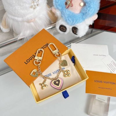 lv 新款 爱心情人节花卉包链 Louis Vuitton 徽标设计金属精钢牛皮革 钥匙扣 女款金色多元素链条吊坠钥匙扣挂件 选颜色：粉色 玫红色