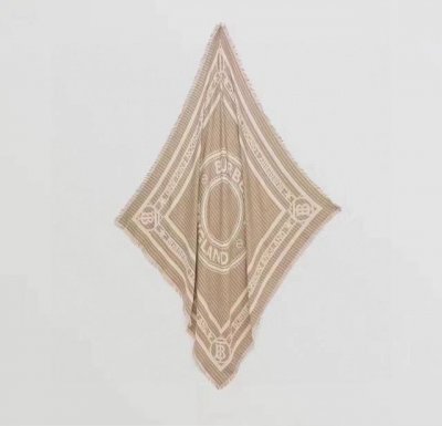 Bur Tb字母徽章丝绒印花格纹大披肩 意大利精制的轻盈围巾，选用格纹羊绒面料制成，反面装饰徽章印花王格纹图案；边缘处点缀流苏细节 商品详情 140 X 140