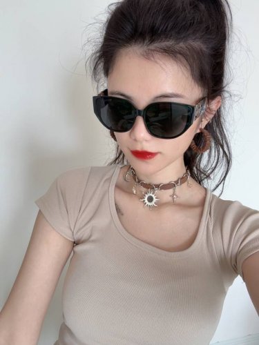 Chanel大框太阳镜墨镜 经典的方框设计，不挑脸型，无论搭配大衣还是连衣裙都非常显气质偏光镜片预防紫外线 型号：Ch4620