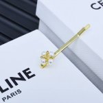 celine赛琳凯旋门珍珠花朵小发夹 时尚简约，又很有创意的设计，非常的柔美，落落大方施华洛珍珠+水钻，非常的有质感 很那种复古港风味道，一股中古风 Vinta