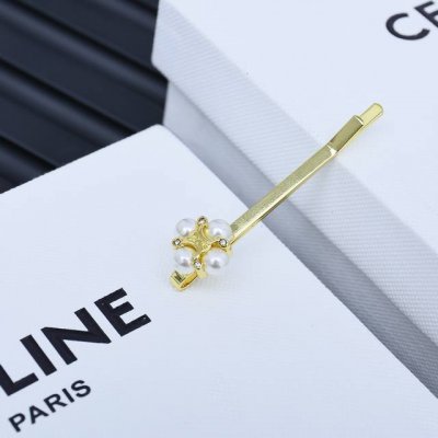 celine赛琳凯旋门珍珠花朵小发夹 时尚简约，又很有创意的设计，非常的柔美，落落大方施华洛珍珠+水钻，非常的有质感 很那种复古港风味道，一股中古风 Vinta