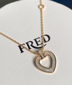 自由无畏，投入当下 Fred斐登 Prettywoman系列项链。将浪漫与热情汇聚于“心”，经典心形爱意凝聚，臻美钻石呈现耀目光芒，自信释放迷人姿态