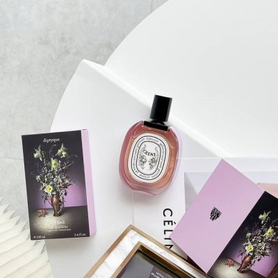 专柜品质 diptyque 蒂普提克限量Olene清晨百合100Ml 标签:白色花绿叶花香黄色花动物 香调;花香调 前调:水仙花忍冬 中调:紫藤茉莉 后调:绿叶