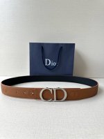 特P170 宽度3.5Cm Dior 这款腰带扣采用“Cd”标志造型，以不锈钢精心打造。可与各式 35 毫米腰带搭配，提升格调，打造优雅精致的造型。
