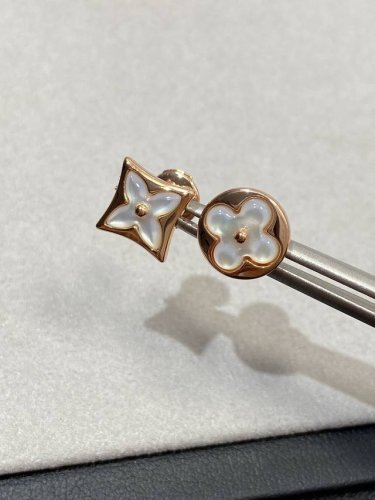p价 lv经典老花贝母耳钉 Ab款 这款太重工了 贝母车石非常饱满 凹凸有致 细节做的非常到位贝母反光的非常美 一点都不会发暗 水润的不得了