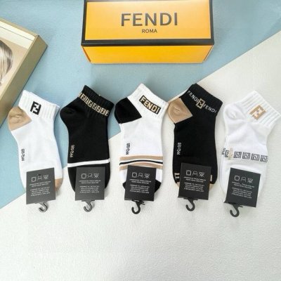 配包装 一盒五双 Fendi芬迪高版本 好看到爆炸 欧美大牌男女款短袜潮人必不能少的专柜代购品质 袜子 搭配起来超高逼格 时髦度爆表啊啊啊啊 推荐推荐推荐 必入