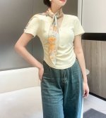 翱翔福宝之梦”90方巾～18Mm顶级真丝双面印花 手工卷边斜纹真丝方巾 100%桑蚕丝 。 这款爱马仕的经典单品展现强大而迷人的女性魅力精髓。此90方巾推陈出新