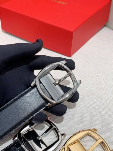 卡地亚针扣式皮带，Cartier标志。黑色与棕色牛皮双面皮带，浮雕“Cartier”标志。尺寸：宽35毫米 可调节。