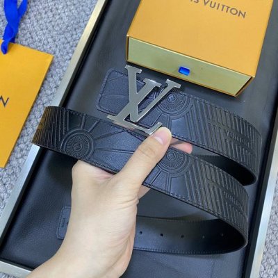 驴家Lv早春新品 顶级品质 宽度3.8Cm 双面可用 全新摩登时尚的帆布衬托原厂小牛皮底 搭配经典而精致的搭扣设计 顶级